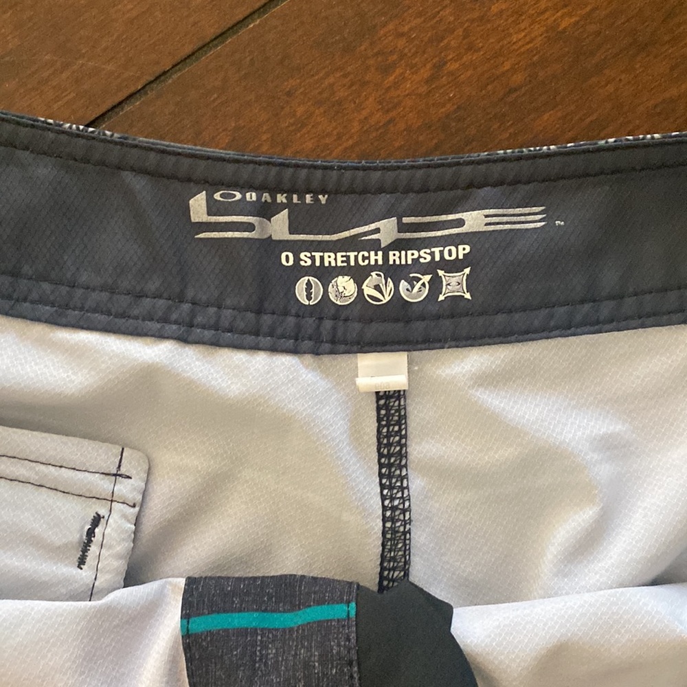 Oakley mens swim shorts. Size 38. Great condition - Picture 2 of 5